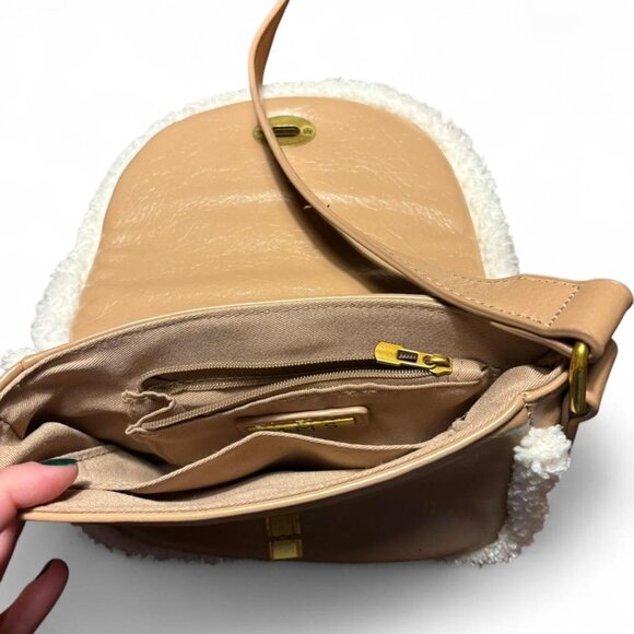 sherpa trim crossbody bag 🤍 - Picture 5 of 7